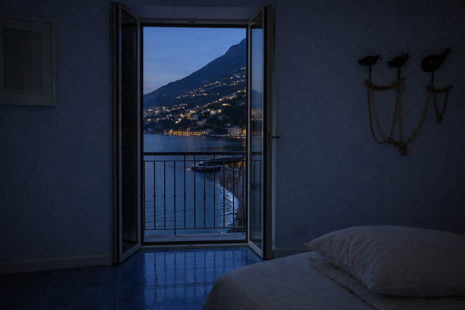 Camera con vista sul tramonto della Costiera Amalfitana attraverso porte francesi aperte - AMALFI Sea House appartamento vista mare Amalfi